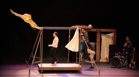 El Mercat de les Flors presenta ‘Capas’, uno de los mayores éxitos del circo contemporáneo catalán de los últimos años