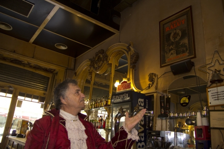 El London Bar salvado: Carlos Raluy, del Circo Histórico Raluy, hereda el mítico local